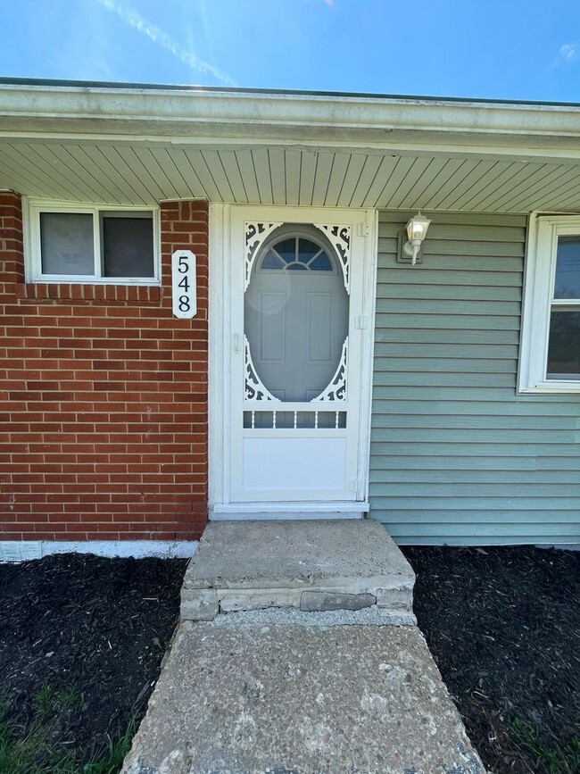 Building Photo - Freshly Renovated 3 Bedroom Ranch with Mod...