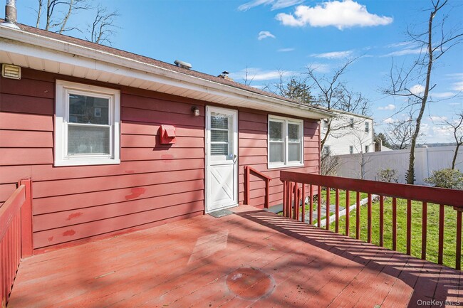 Building Photo - 846 Hartsdale Rd