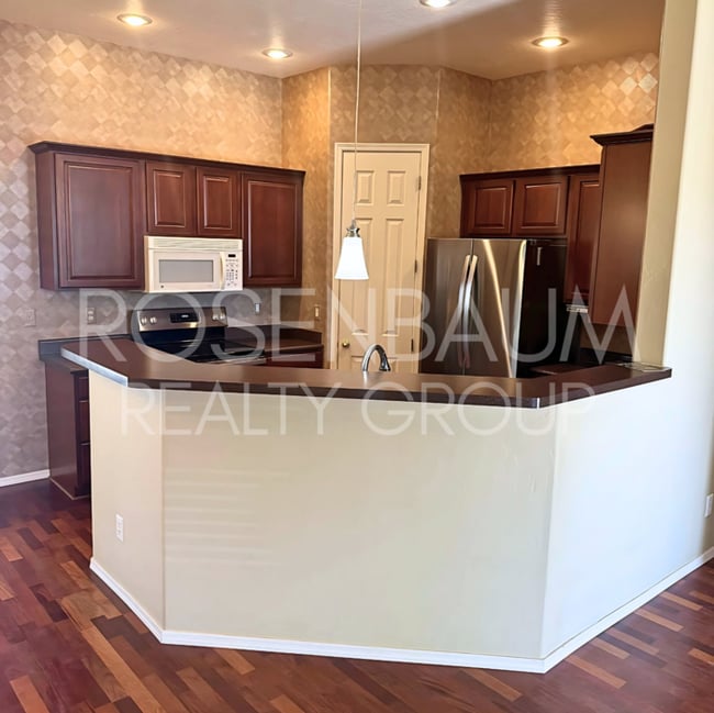 Building Photo - Beautiful 3-bedrooms, 2-baths home in the ...