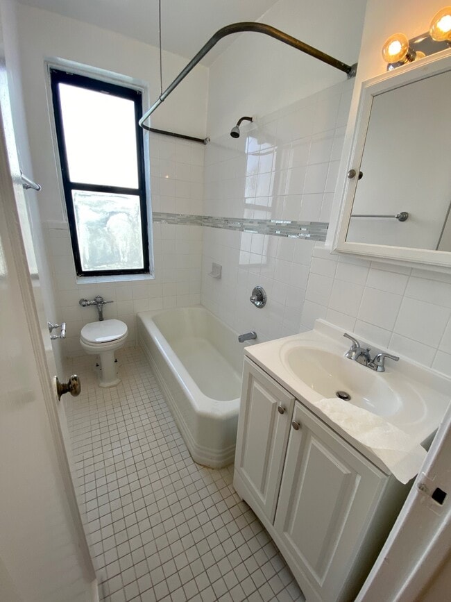 Building Photo - 256 Martine Ave