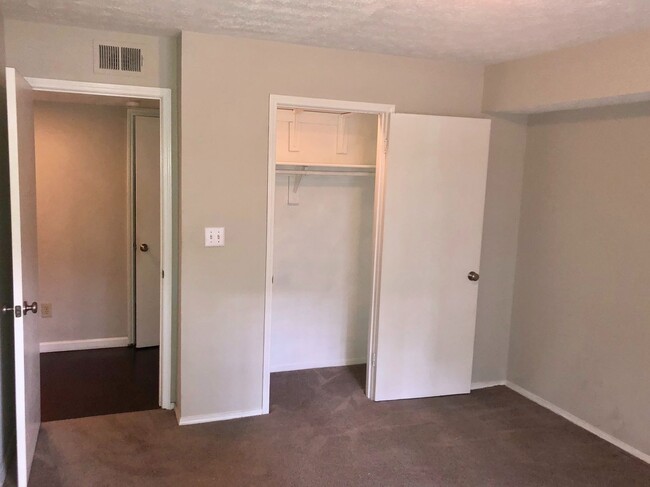 Building Photo - Renovated 2/1 Condo in Sandy Springs w/ Po...