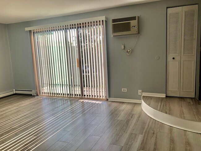 Building Photo - 624 W 65th St