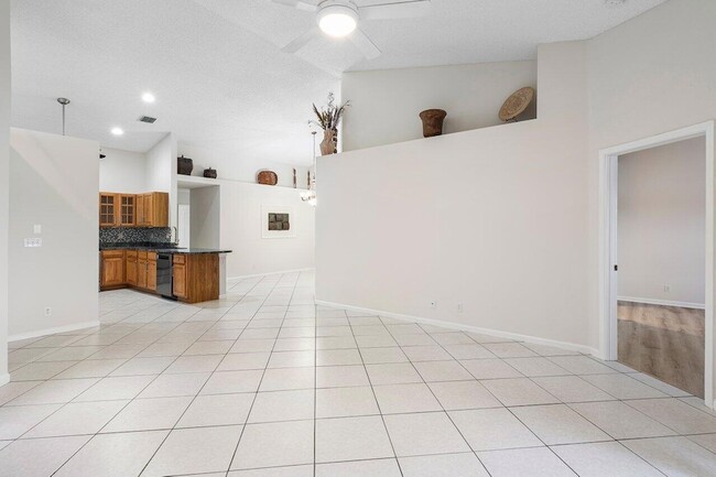 Building Photo - 10679 Lake Shore Dr