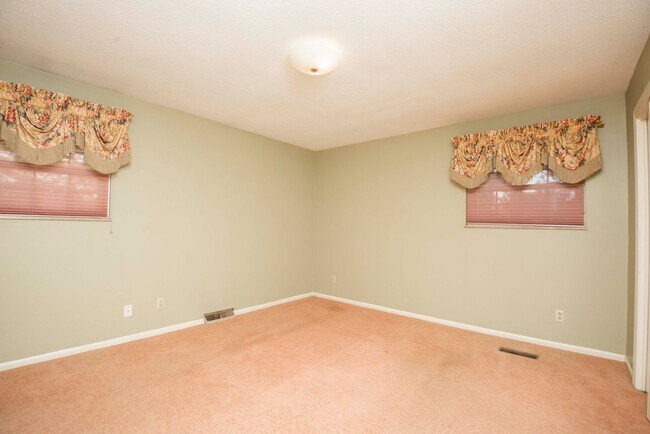 Building Photo - Halls 37938 - 4 bedroom, bath home with 4 garage spaces - Call Susan Niedergeses 865-300-4722