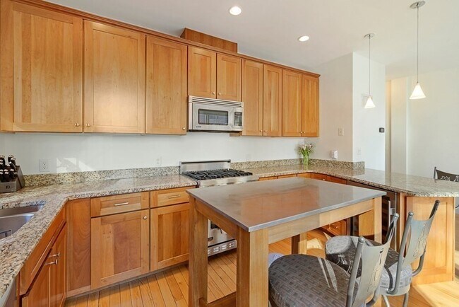 Building Photo - 99-105-105 Broad St