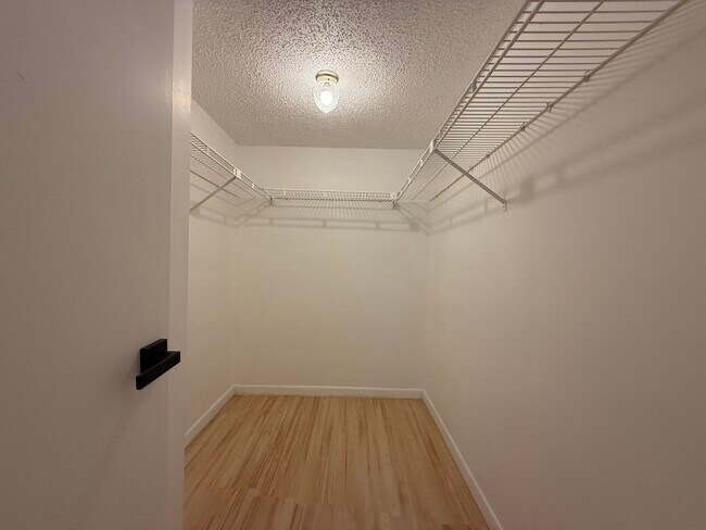 Building Photo - 6820 Palmetto Cir S