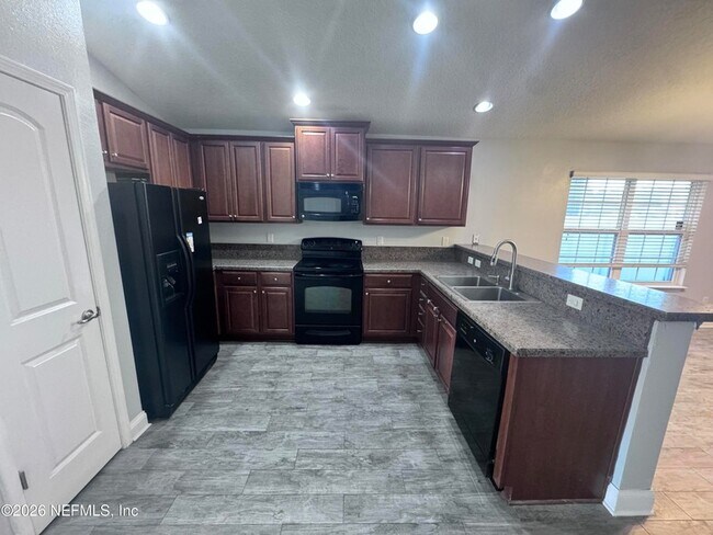Building Photo - 7565 Westland Oaks Dr