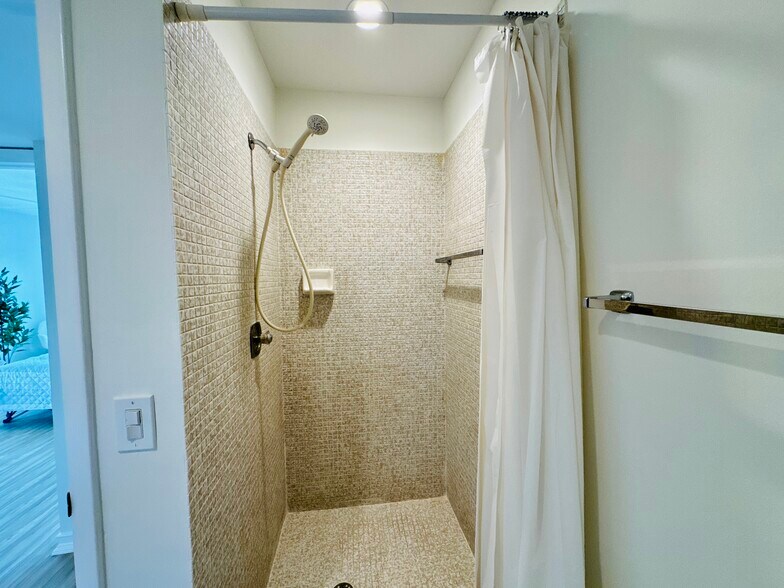 Stand-up Shower - 230 Normandy E