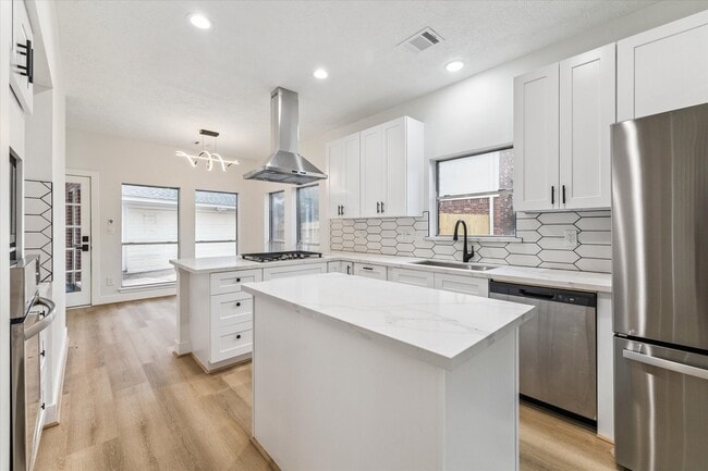 Building Photo - 14710 James River Ln