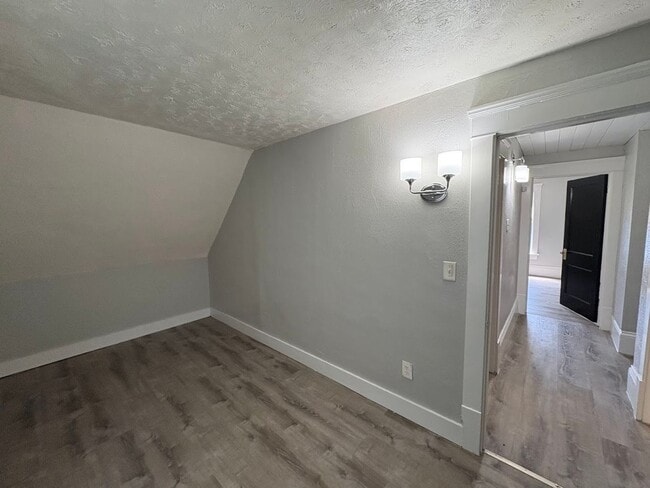 Building Photo - Three bedroom two bathroom home for rent