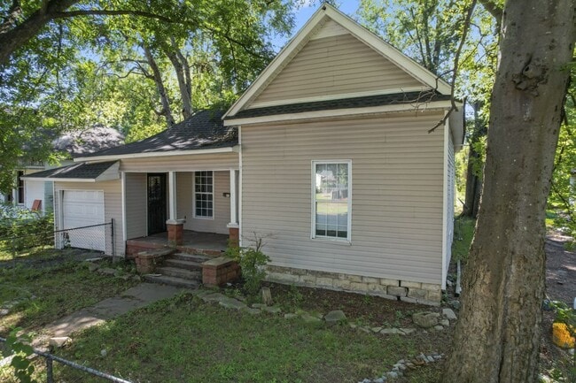 Building Photo - "Charming 3-Bed, 2-Bath Home in Bessemer –...