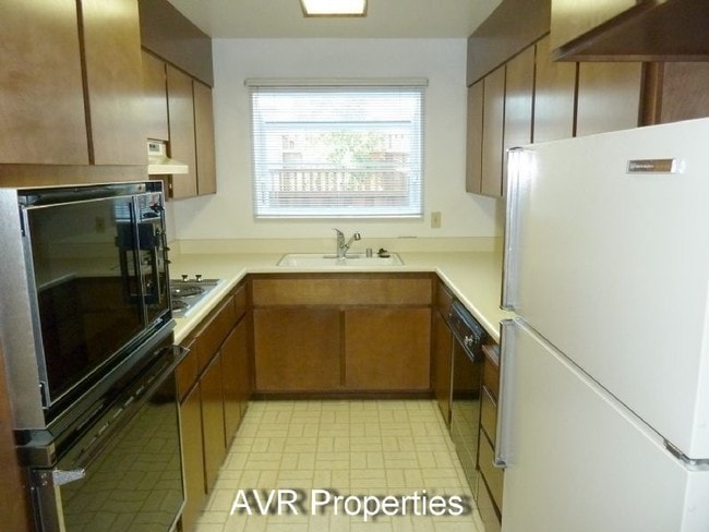 Building Photo - Beautiful townhome with duel primary bedrooms in fantastic location