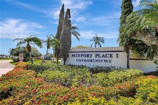 Building Photo - 1564 SE Royal Green Cir