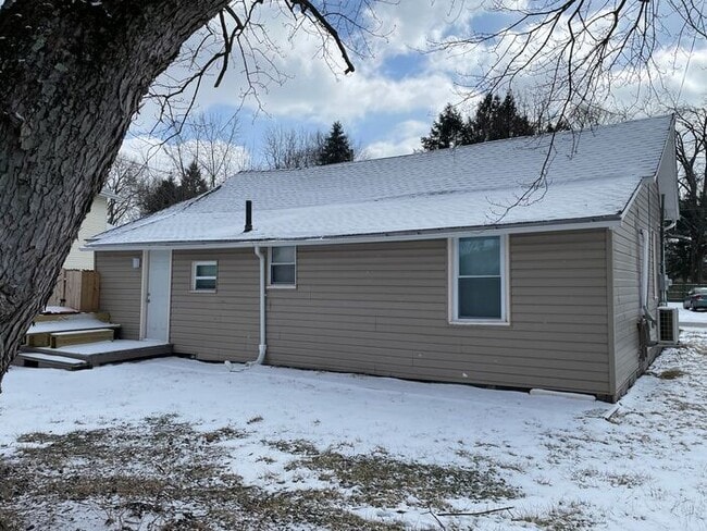 Building Photo - Charming 1-Bedroom Home in a Convenient Lo...