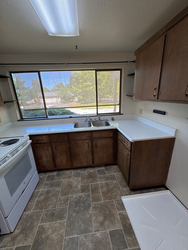 Building Photo - Cute 3 Bedroom 1 Bath in NW Corvallis! Sma...