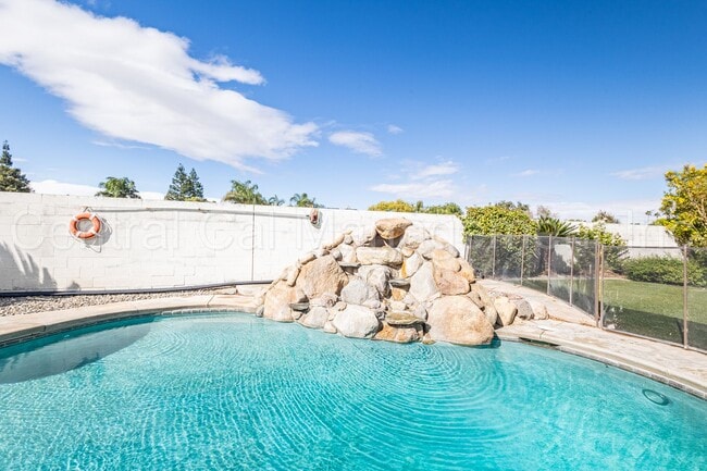 Building Photo - 4 Bedroom/3 Bath Home with Solar, Pool and...