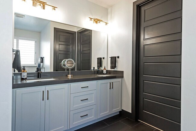Building Photo - 423 W Red Wolf Dr