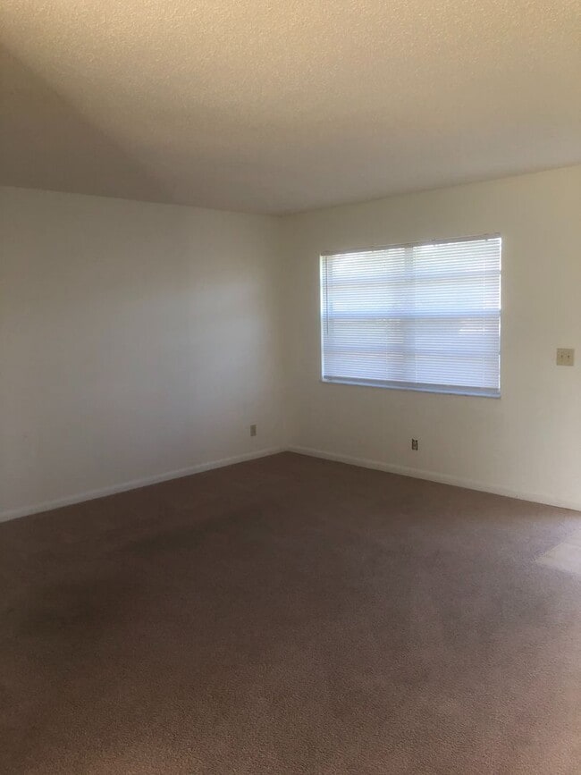 Building Photo - RENTAL HOME  IN THE FLORESTA AREA 2 BEDROOM 2 BATH SINGLE CAR GARAGE