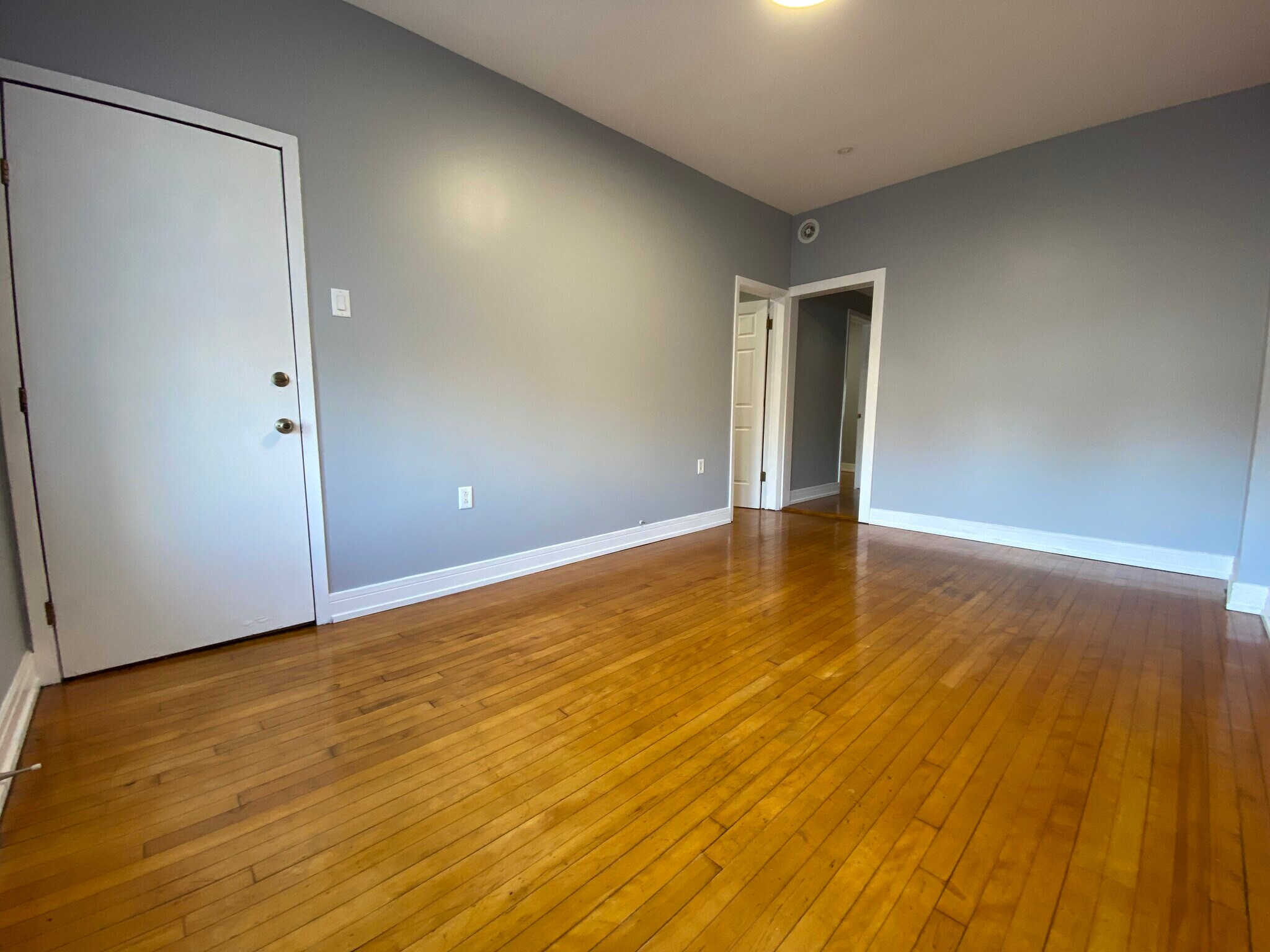 Living room - 2323 W Fullerton Ave