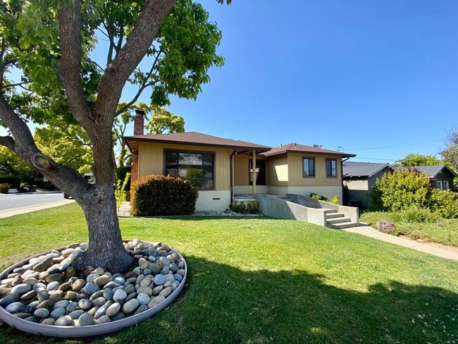 Primary Photo - Renovated Single-Family Home on the Penins...