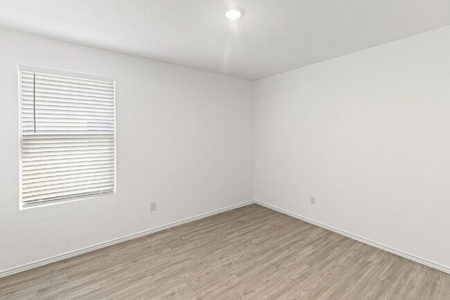 Building Photo - "Gorgeous 3-Bedroom Home with 2 Full Baths in San Antonio's Serene 1450 Sq Ft Retreat!"