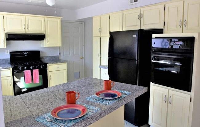 Building Photo - 1404 Rhode Island St NE