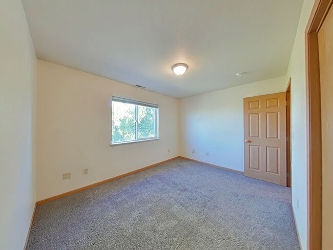 Building Photo - 3 Bedroom with DETACHED GARAGE! Great Central Location with Easy Access to MSU!