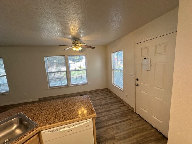 Building Photo - 122 Davis Ave