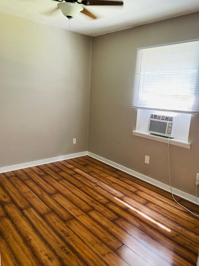 Building Photo - Spooktacular October Deal! Cozy 2BR/1BA fo...