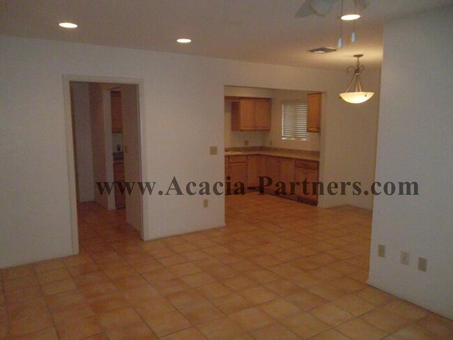 Building Photo - Great Home Within Walking Distance to U of A