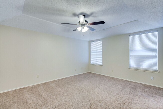 Building Photo - 528 Essex Pl