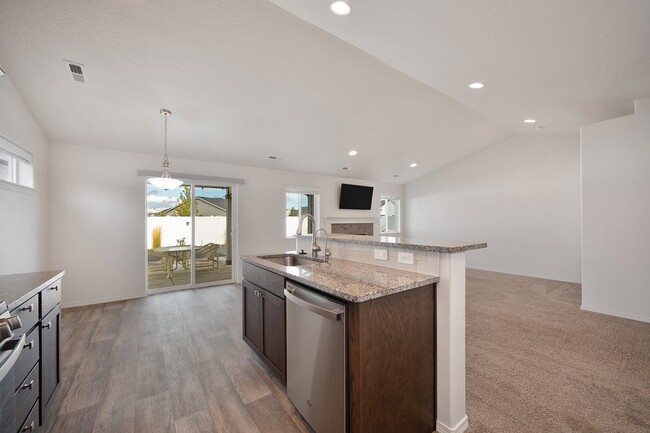 Building Photo - Bright 3-Bedroom Retreat with 2 Full Baths...