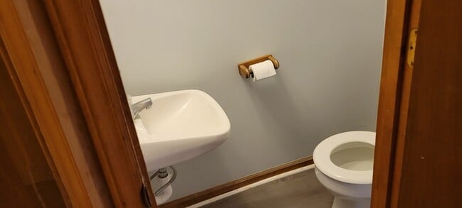 Building Photo - Townhome