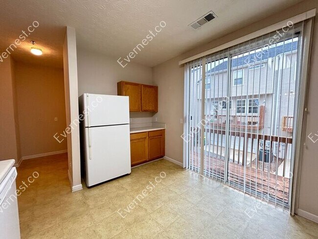 Building Photo - Bright 3-Bedroom Townhome with Ample Space...