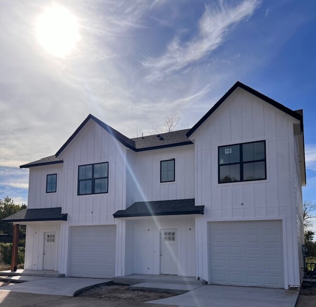 Building Photo - Beautiful New Construction Duplex