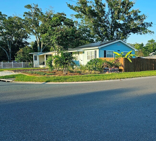 Building Photo - 2 Bedroom 1 Bath Home in St. Pete!