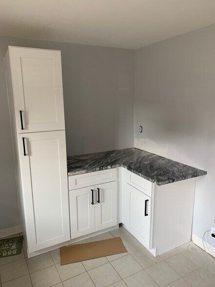 Building Photo - 520 Harry St