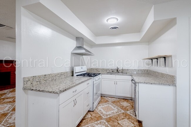 Building Photo - 3 Bedroom/2 Bath Home with Solar - $2100 Per Month!