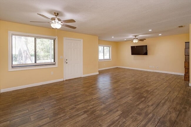 Building Photo - 3/1 Home With A Detached 1/1 Bd In-Law Suite And Detached Airconditioned Metal Storage