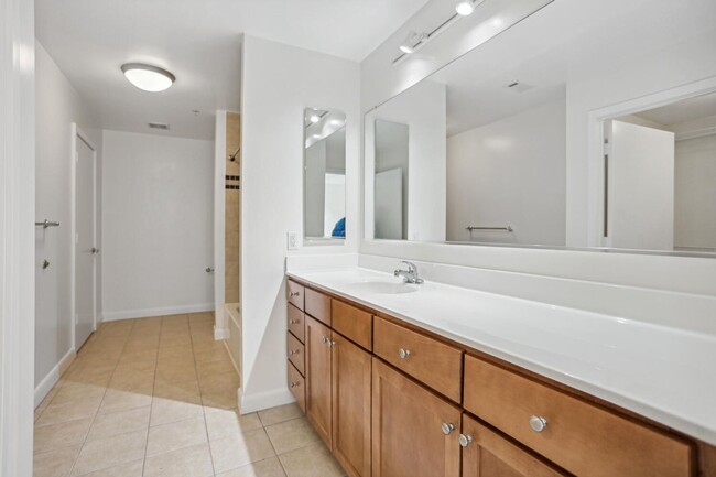 Building Photo - Luxurious 1 Bedroom/1 Bath- NW DC