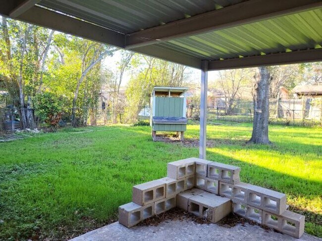Building Photo - 3/2 Home ready for move-in