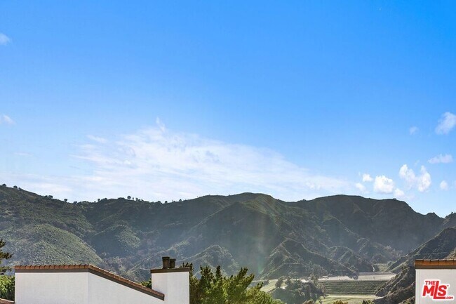 Building Photo - 1732 Palisades Dr