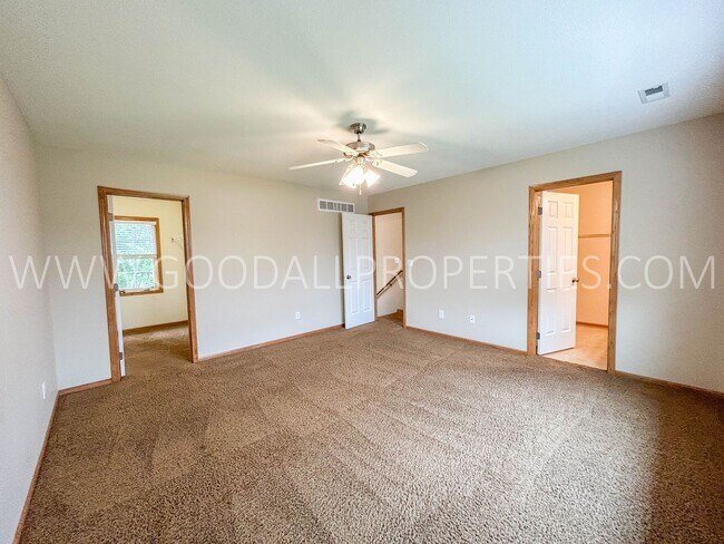 Building Photo - 3 Bedroom, 2.5 Bathroom in West Des Moines