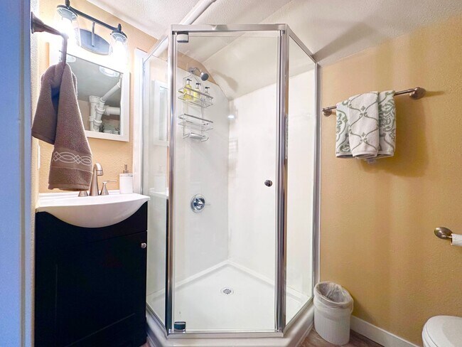 Building Photo - Modern Comfort Meets Convenience – Fully F...