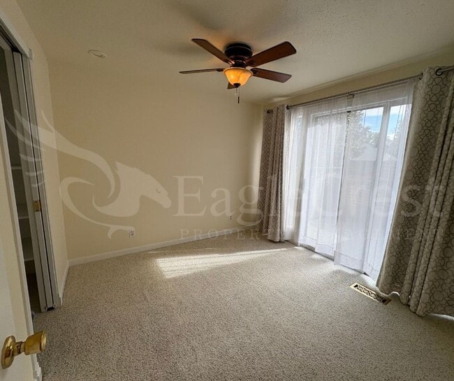 Building Photo - Three Bedroom Townhome Near Country Club G...