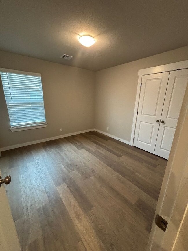 Building Photo - Beautiful New Duplex!