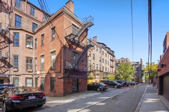 Building Photo - 298 Marlborough St