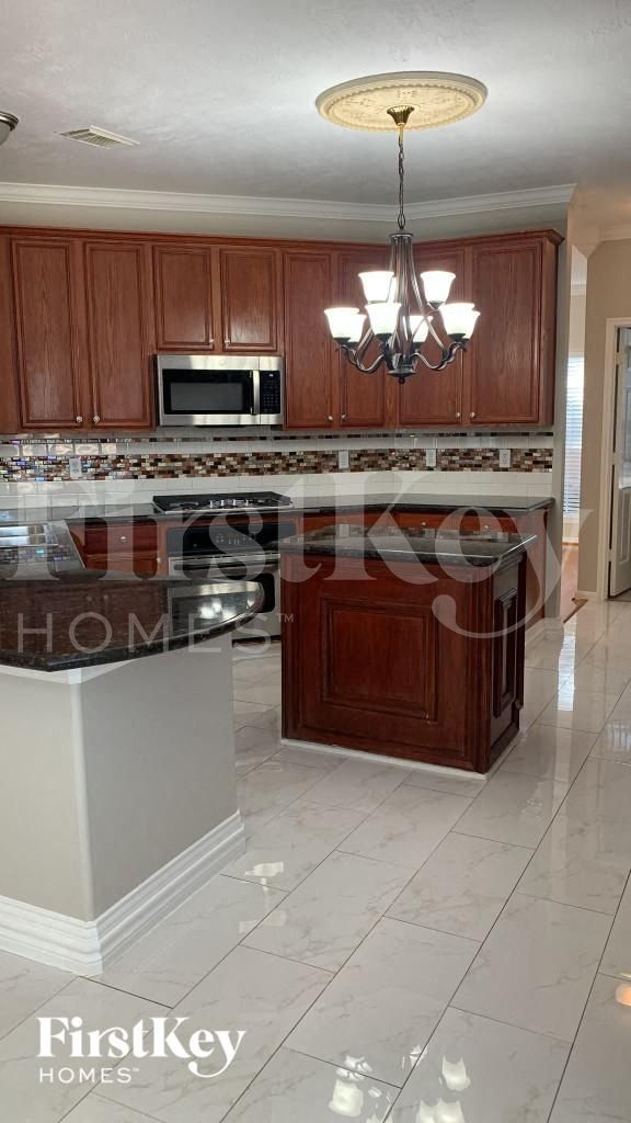 Building Photo - 902 Rock Springs Dr