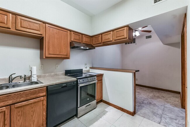 Building Photo - 2100 Tanglewilde St