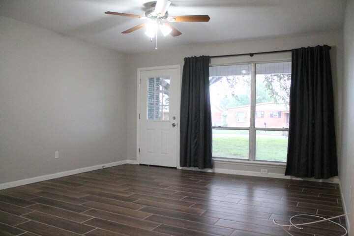 Building Photo - 2204 Camellia Ave